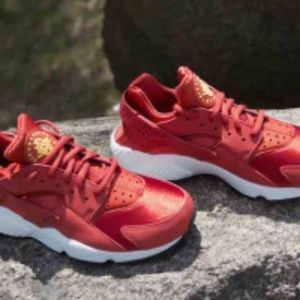 Nike Huaraches~Red/Orange/Cinnamon~Sneakers